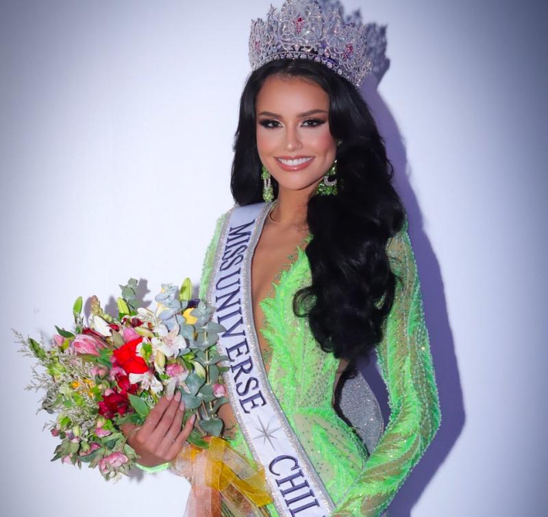 Emilia Dides - Instagram