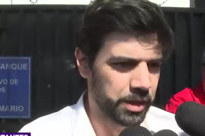 Así fue la salida de Joaquín Lavín León tras visitar a Cathy Barriga en la cárcel