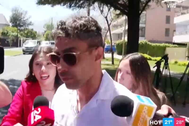 Jorge Valdivia saliendo de su departamento