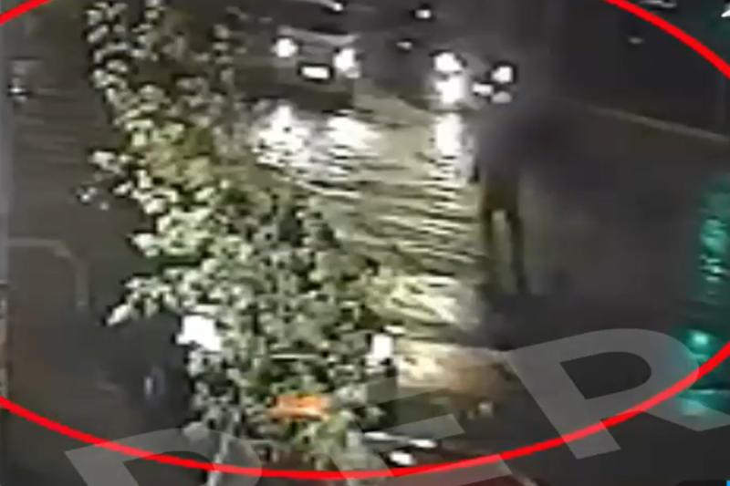 Publican video de Manuel Monsalve y la víctima cuando se bajan de taxi