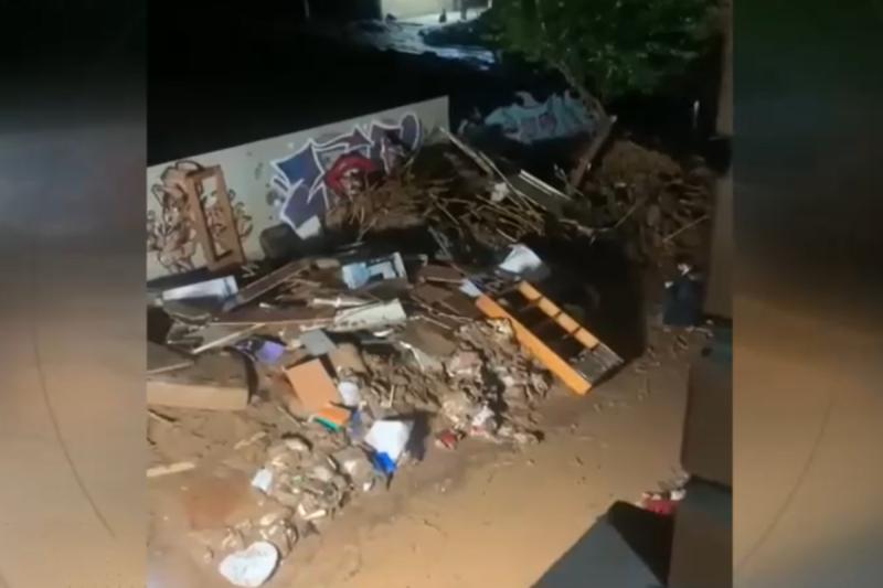 DANA en España: Reportero es criticado por mancharse con barro antes de realizar despacho en televisión