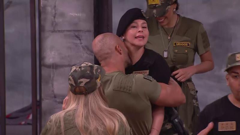 Fabio abraza y besa a la Comandante Arratia