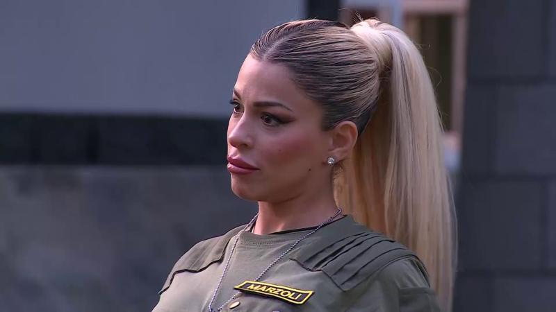 Oriana escucha las palabras de Sergio