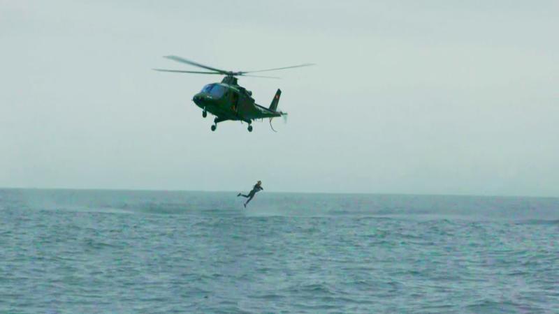 Oriana se lanza desde el helicóptero al mar