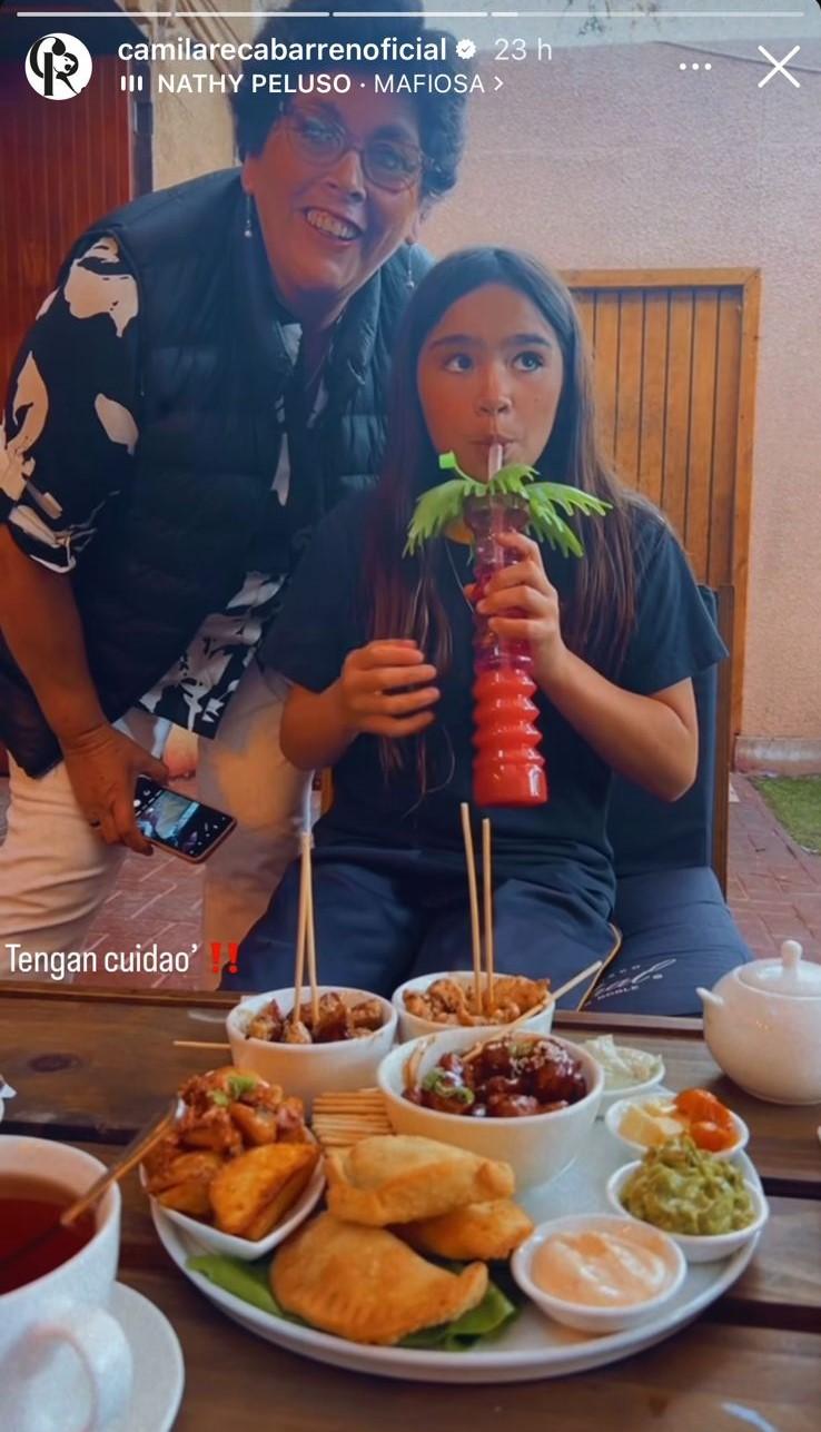 Historia de Camila Recabarren en la que aparece su hija Isabella junto a su madre.