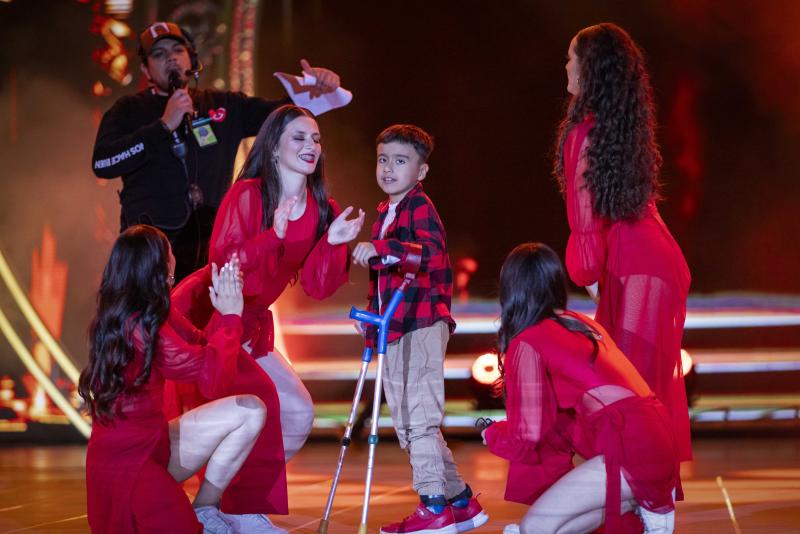 Encendió las luces del escenario: así fue la obertura del cierre de la Teletón con el niño embajador Chris Lindsay