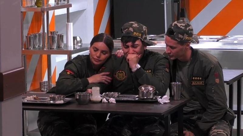 Dash es consolado por Faloon y Mel