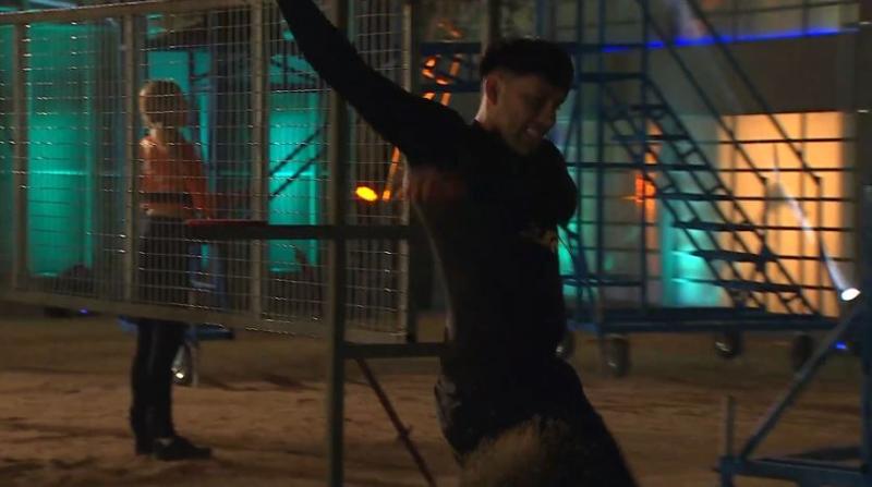 Dash patea una cantimplora