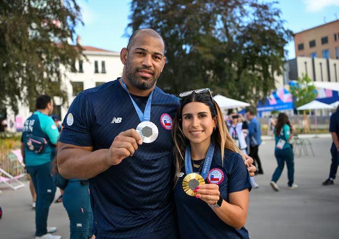 Yasmani Acosta y Francisca Crovetto con sus medallas de París 2024.