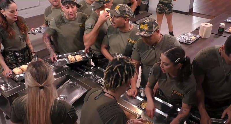 Anaís y Marcianeke sirven la comida