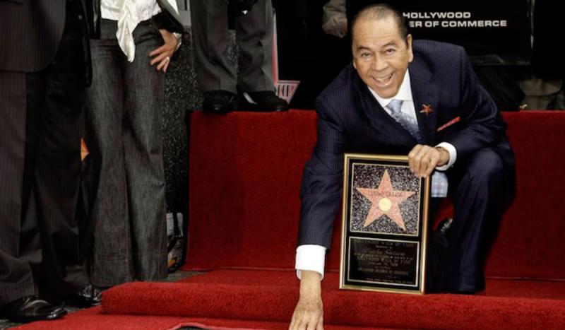 Lucho Gatica recibiendo su estrella de la fama en el Paseo de Hollywood en Estados Unidos.