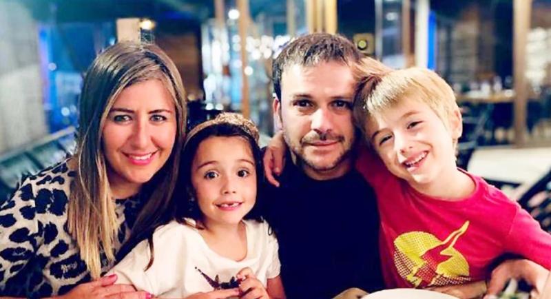 Ignacio Valenzuela junto a su esposa y mellizos - Antiguo registro fotográfico