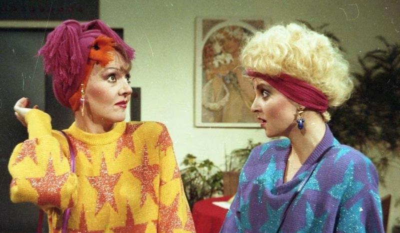 Rebeca Ghigliotto en el sketch "La Vicky y la Gaby" junto a la actriz Gloria Münchmeyer