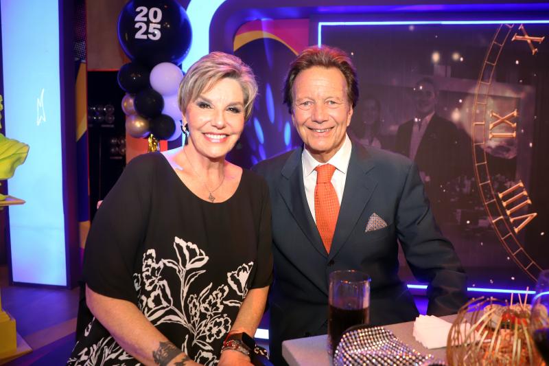 Paulina Nin de Cardona y Roberto Vander en Fiesta Año Nuevo en el 13.