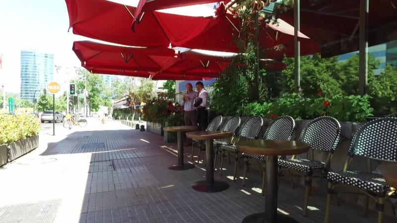 Restaurantes en la vereda en Las Condes.