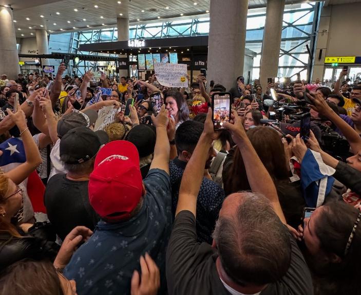 Emilia Dides fue recibida por cientos de fanáticos en el aeropuerto de Santiago.