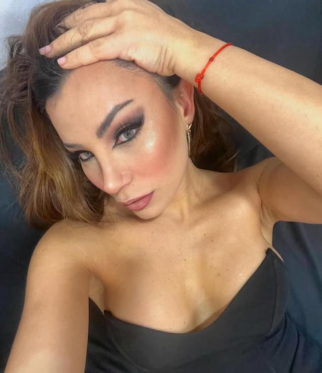 Daniela Requena cambió el color de sus ojos a través de una operación.