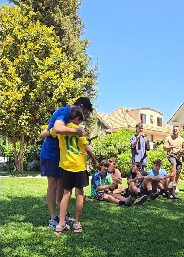Carla Jara y el premio de su hijo