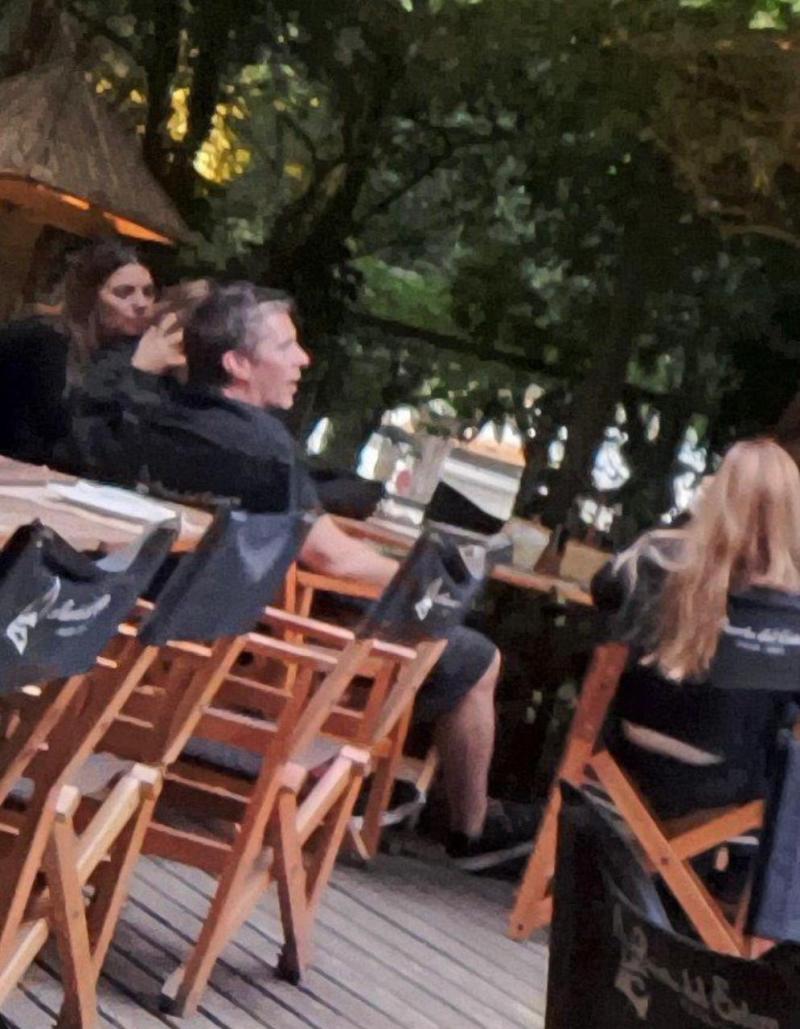 Christian Bale en un bar de Pucón.