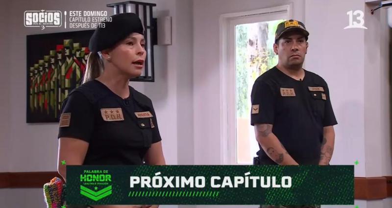 La Comandante Arratia le explica a Félix su castigo.