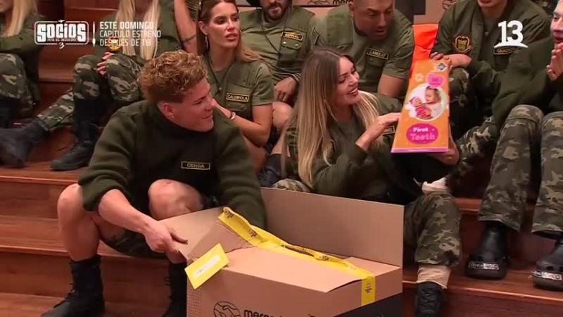 Faloon recibe su regalo.