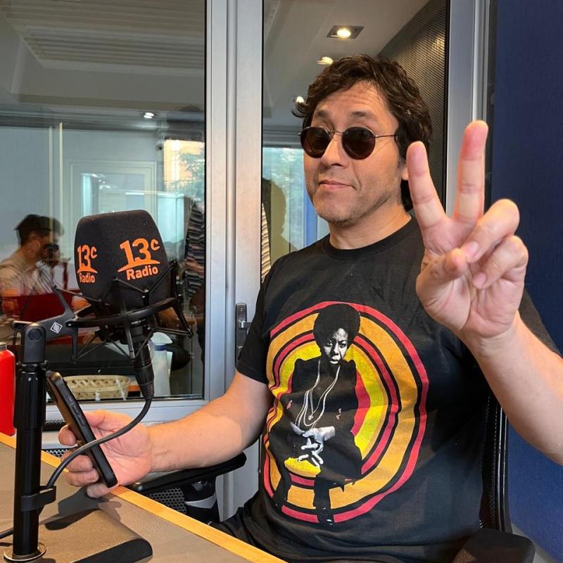 Claudio Narea en el estudio de Radio 13C.