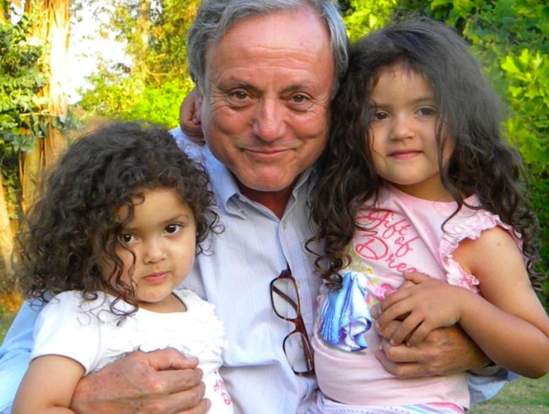 Patricio Achurra junto a sus nietas - Instagram de Connie Achurra