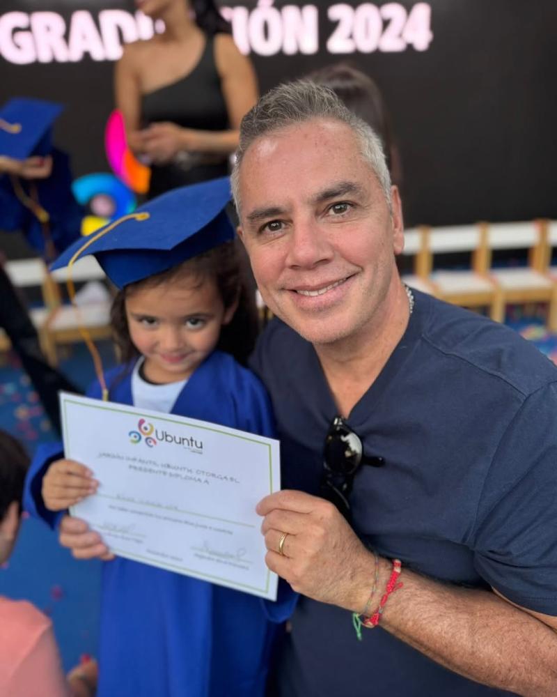 José Miguel Viñuela junto a su hija