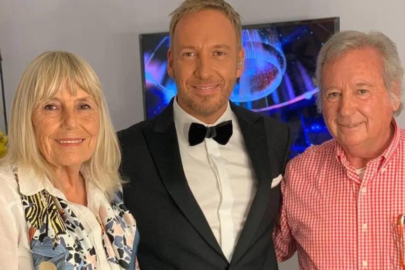 Martín Cárcamo y sus padres.