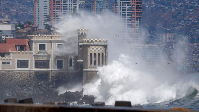 Michelle Adam informando sobre las marejadas