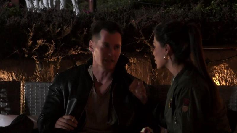 Mel y Anyella conversan en el patio a solas