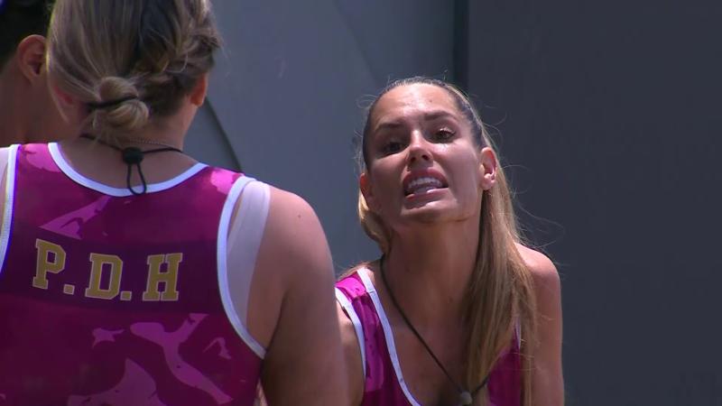 Gala peleando con Faloon