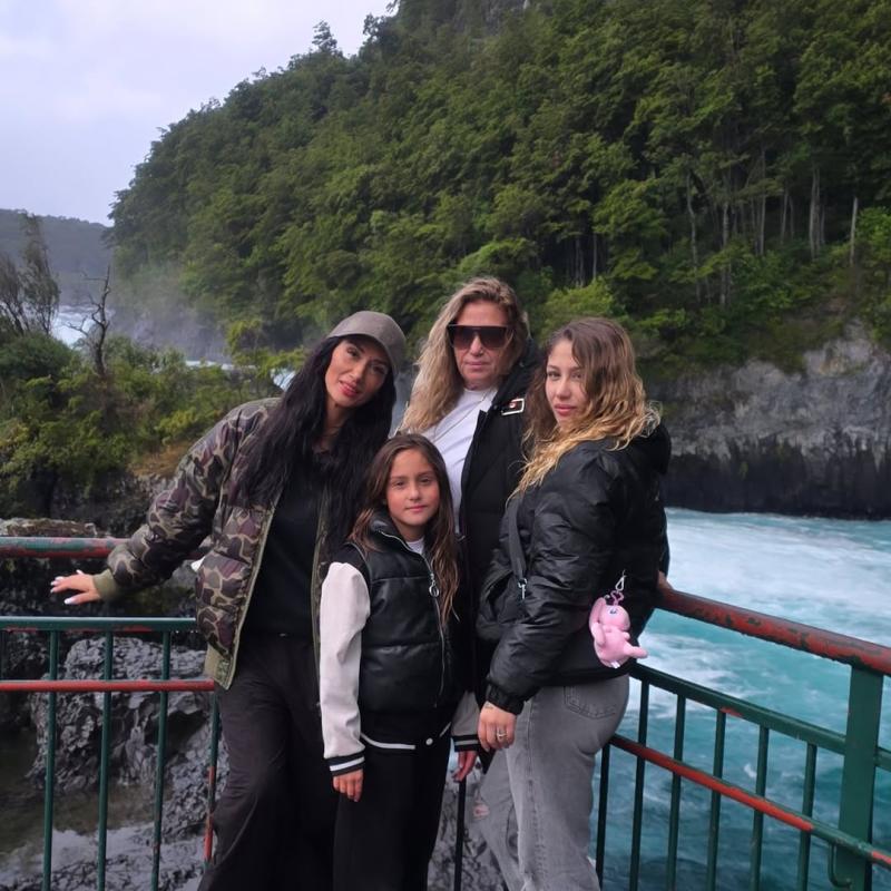 Pamela Díaz junto a sus hijas Trini y Pascuala, y su madre Lupe.