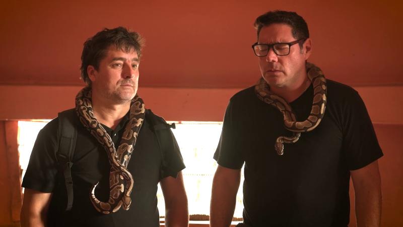 Pancho Saavedra con una pitón en sus hombros