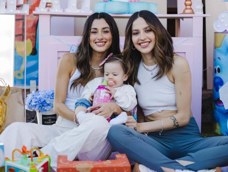 Fer Figueroa junto a su hija Leah y su hermana Juliana.