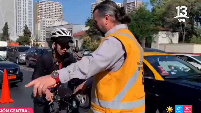 El viral del día: Hombre abandona "moto mosquito" en plena fiscalización