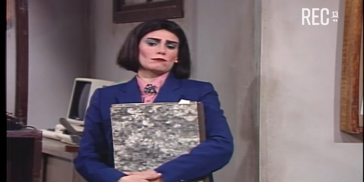 Coca Guazzini en "De Chincol a Jote" como la señorita Astrid