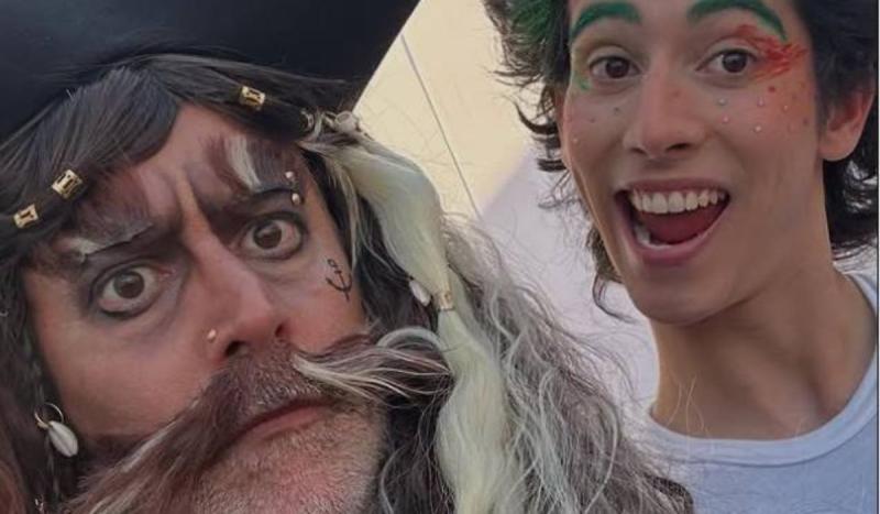 Carlos Díaz y su hijo Gaspar en obra de navidad | Instagram