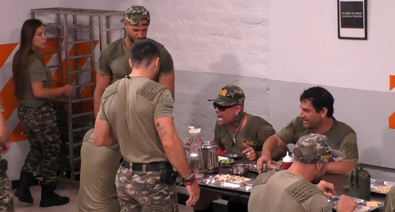 Malito le grita a Dash