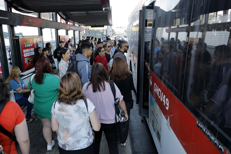 Paraderos colapsados en La Cisterna por falla en la Línea 2 del Metro de Santiago - Créditos Aton