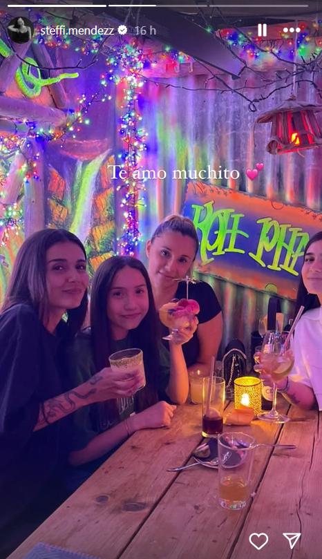 Steffi Méndez junto a su madre y hermanas.