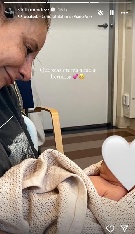 Madre de Steffi Méndez junto a su bebé.