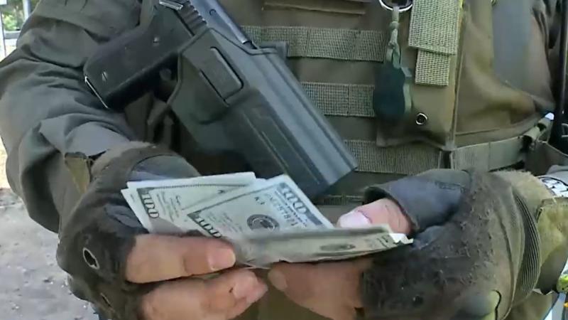 Su auto olía a marihuana, portaba millonario monto en efectivo y dólares "de juguete"