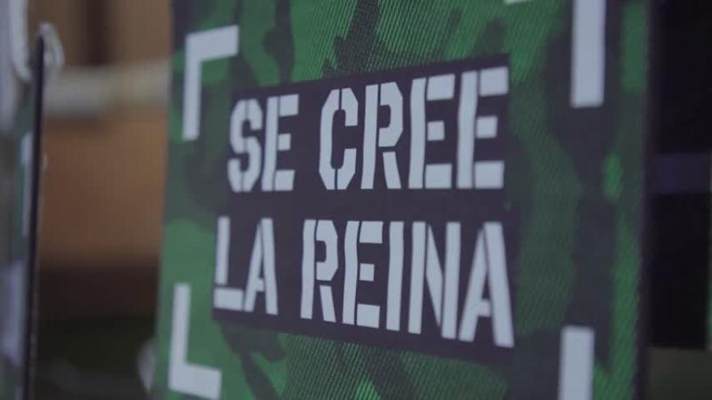 Dani Requena le entrega su cartel a Fanny.