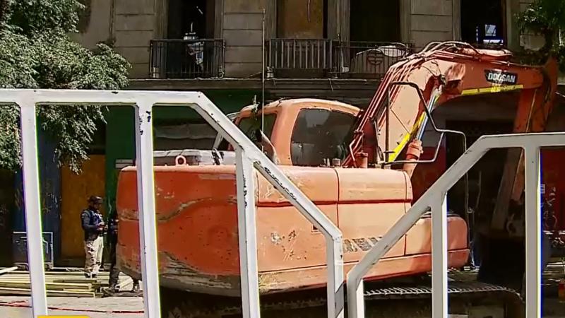 Así fue la demolición de dos viviendas tomadas ubicadas en millonario terreno de Santiago