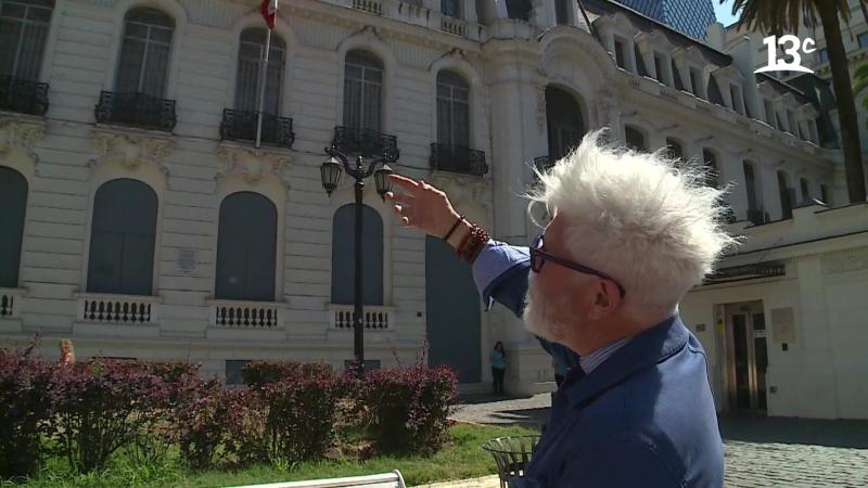 Federico Sánchez explica la arquitectura del Palacio Subercaseaux.