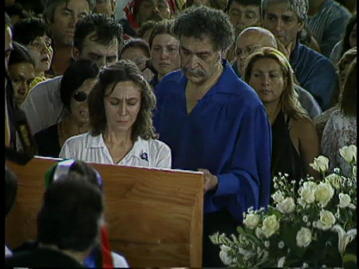 Velorio de Gato Alquinta de Los Jaivas en Estación Mapocho, 2003. Registro: Prensa Canal 13