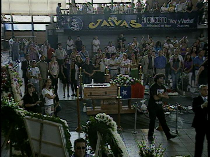 Velorio de Gato Alquinta de Los Jaivas en Estación Mapocho, 2003. Registro: Prensa Canal 13