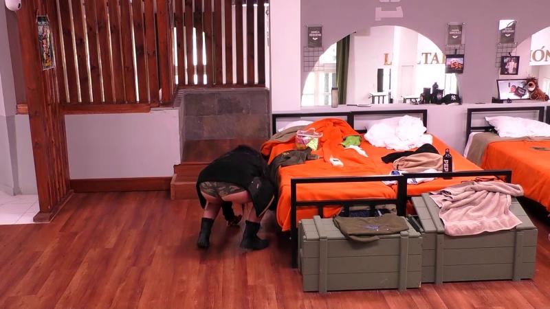 Rubí pone calzones bajo la cama