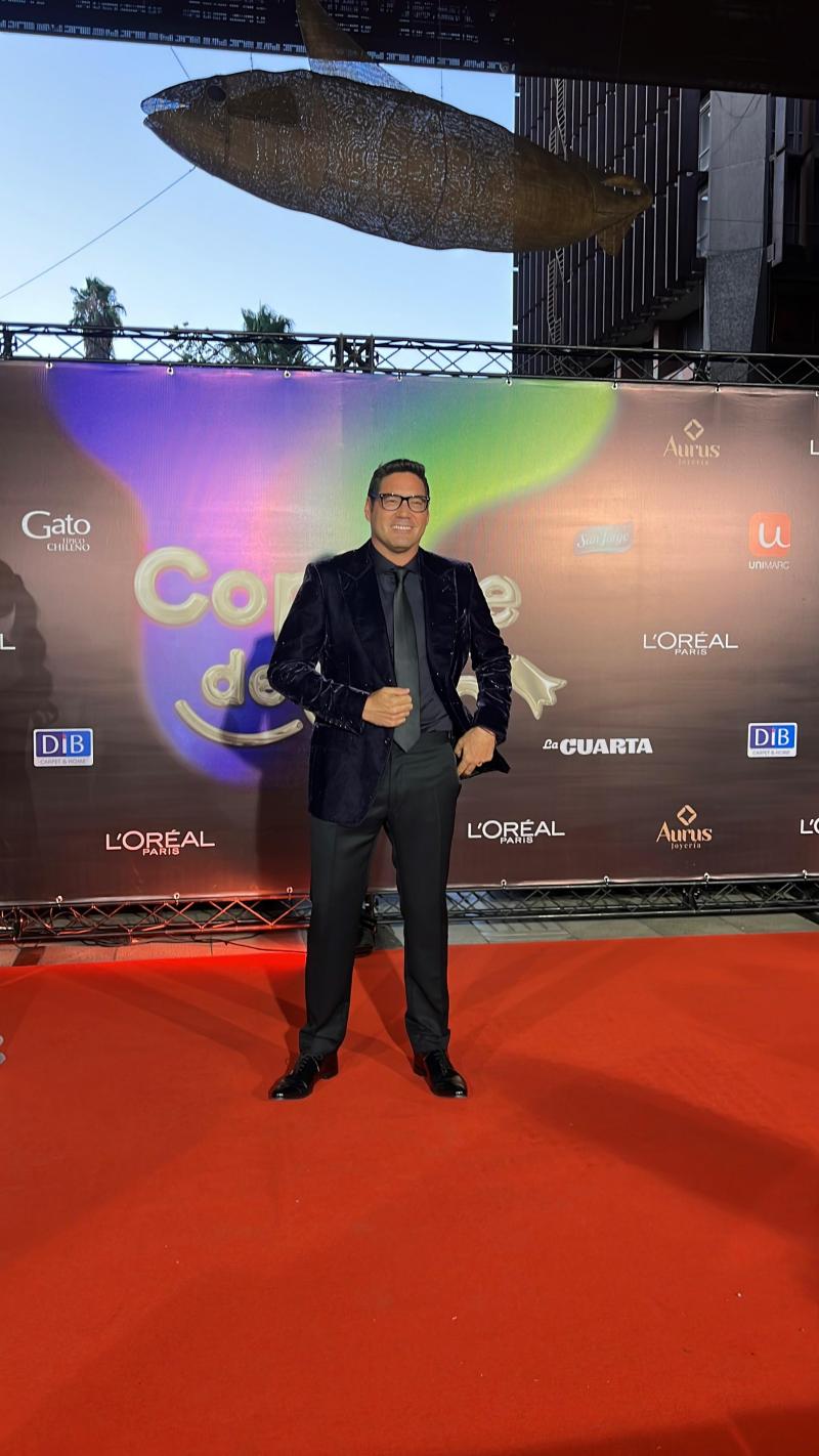 Pancho Saavedra se lució con elegante traje en la alfombra del Copihue de Oro 2025.